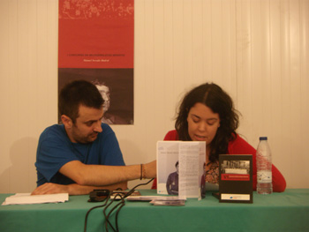 Xana Reyes lee uno de los relatos mientras Benjamn Gutirrez le sujeta el micrfono (Foto: Toni Gutirrez)