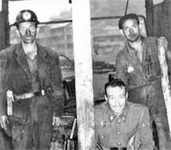 Un guardia civil y dos mineros, en el pozo Santiago, en 1962. [Foto: Fundacin Juan Muiz Zapico]