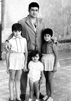 Berta Arias, a la izquierda, con su padre y sus hermanas en la prisin de Segovia [Reproduccin de Juan Plaza]