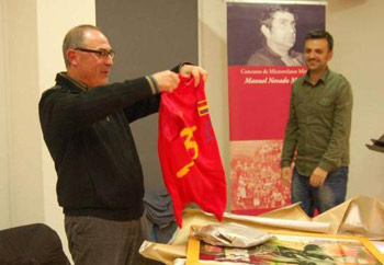 Delmiro Coto, con la camiseta que le regalaron en su homenaje, en Lugo de Llanera. [Foto: Gonzalo Bengoa]