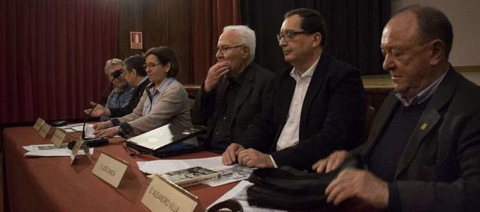 El historiador David Ruiz, 'canonizado' en un homenaje en el IES Aramo [Foto: Miki López]